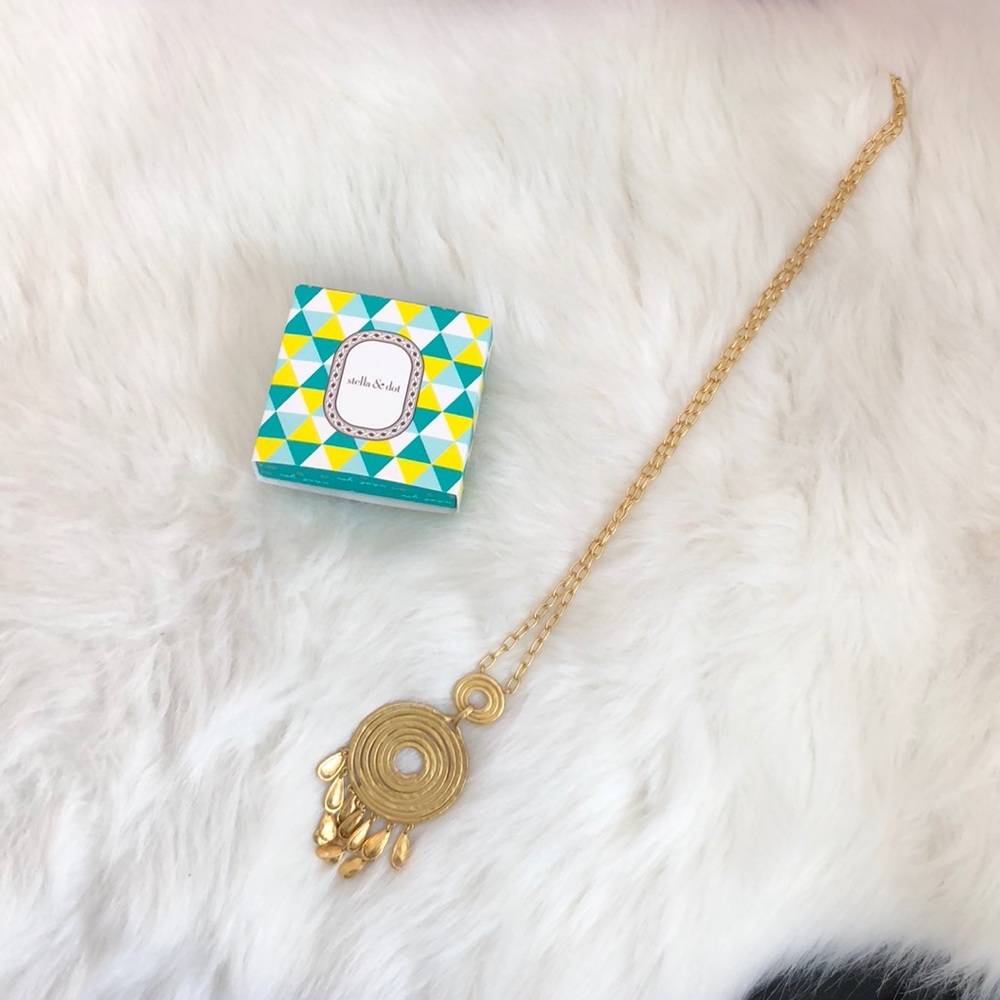 Stella & Dot Dahlia pendant necklace